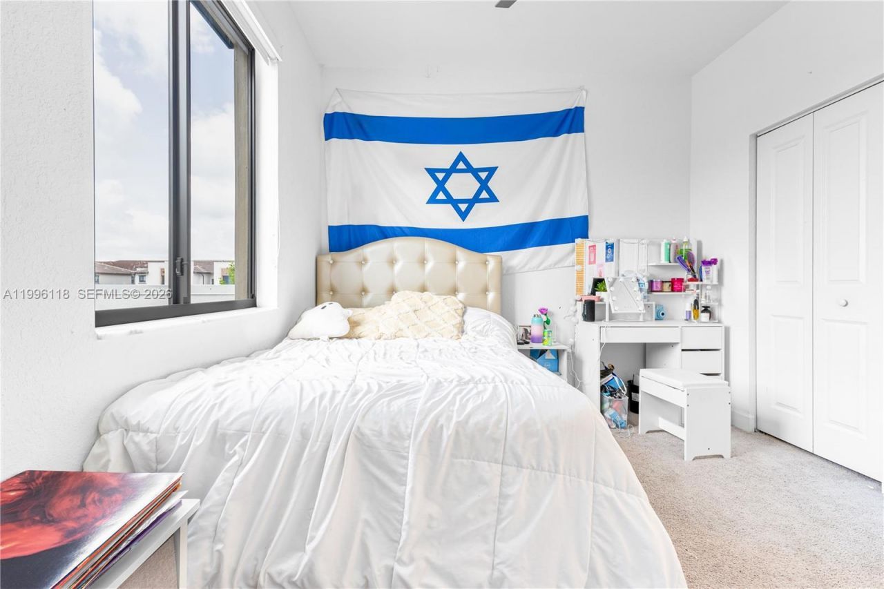 817 NE 211th St, Miami, FL 33179 Photo