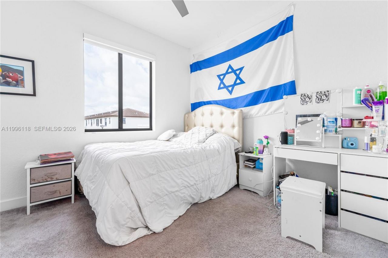 817 NE 211th St, Miami, FL 33179 Photo