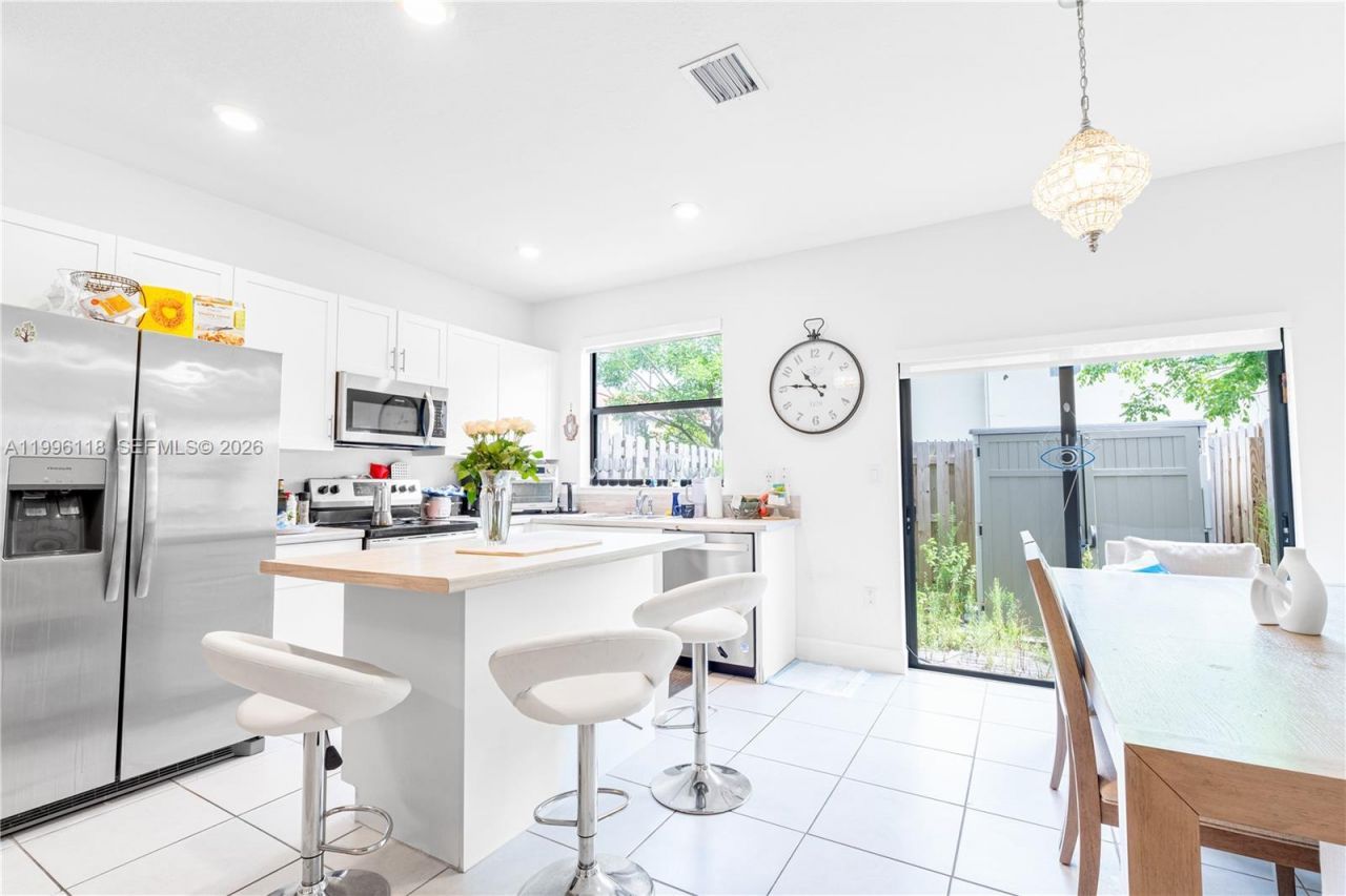 817 NE 211th St, Miami, FL 33179 Photo