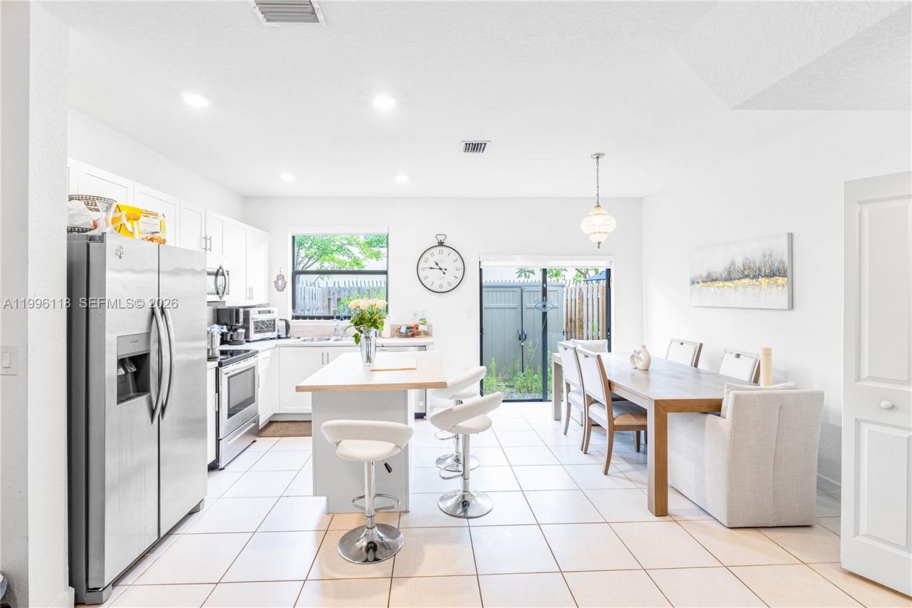 817 NE 211th St, Miami, FL 33179 Photo