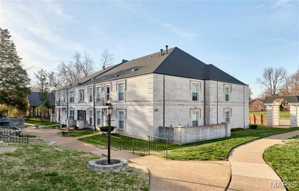 4392 Chateau De Ville Drive, Unit F, Unincorporated, MO 63129 Main Photo