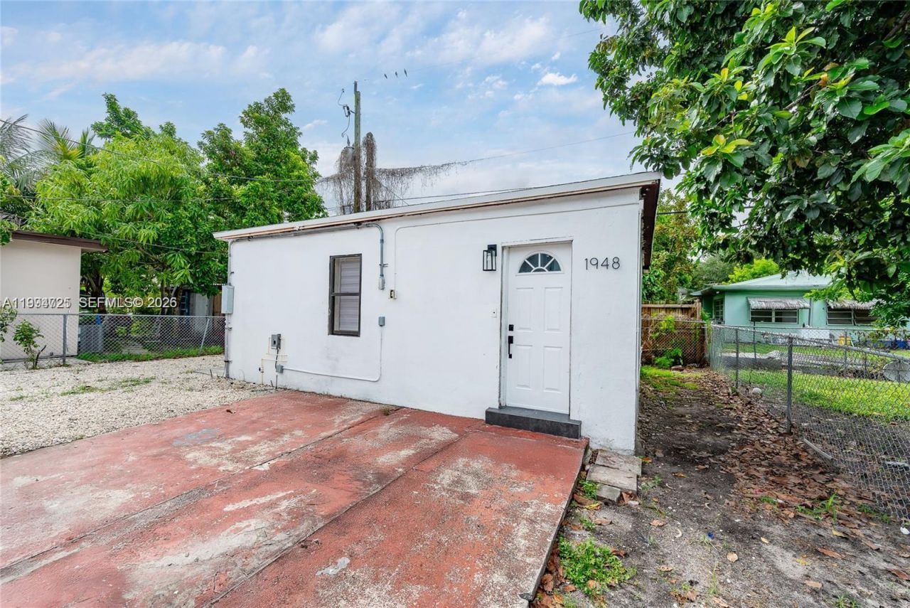 1946 NW 49th St, Miami, FL 33142 Photo