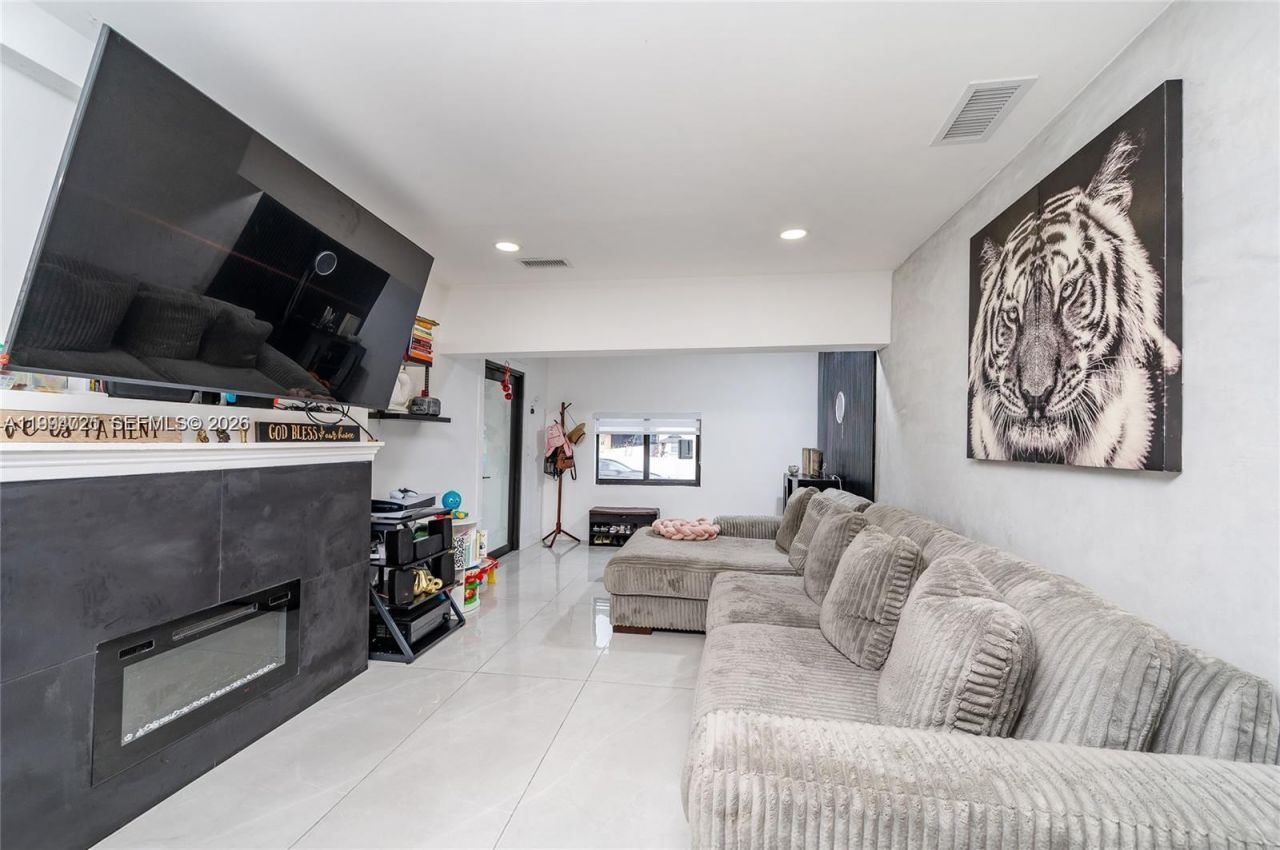 1946 NW 49th St, Miami, FL 33142 Photo