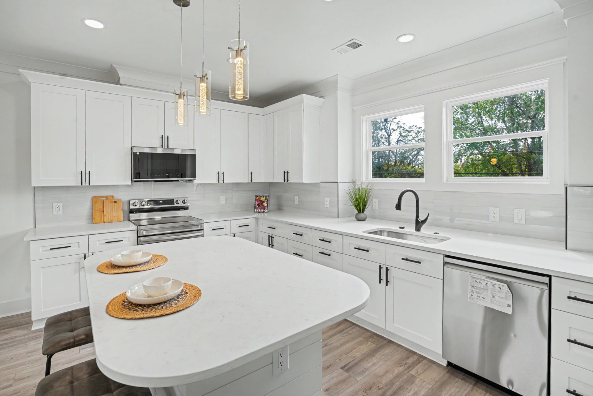 2016 Comstock Avenue Photo 8