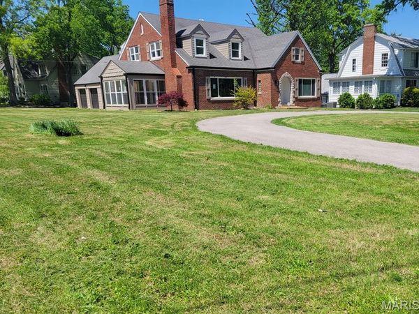 803 N Kirkwood Road, Kirkwood, MO 63122