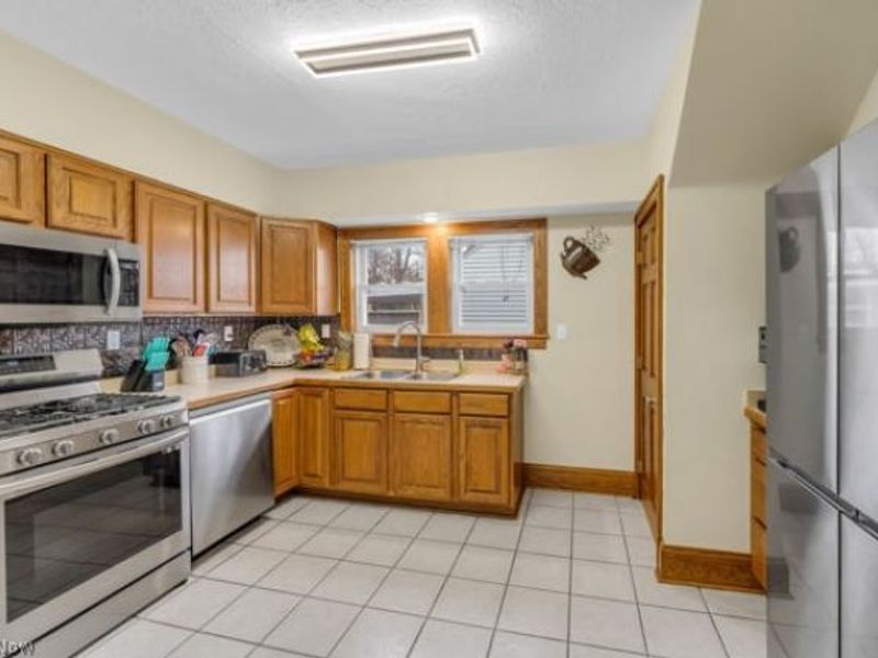 624 E Ford Avenue, Barberton, OH 44203 Photo 6