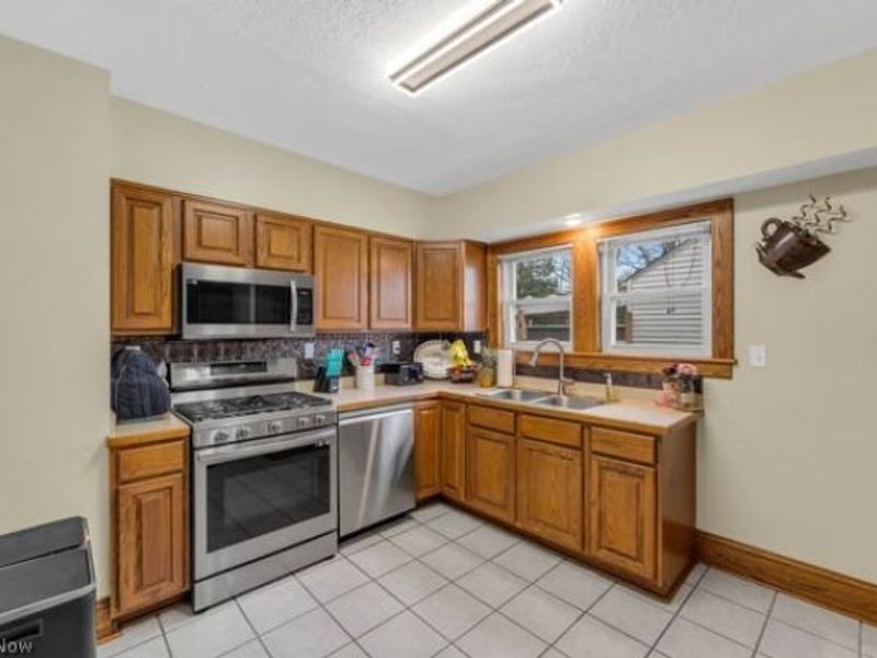 624 E Ford Avenue, Barberton, OH 44203 Photo 7