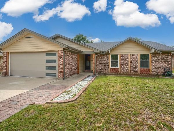 909 Columbus Court , Bedford, TX 76022