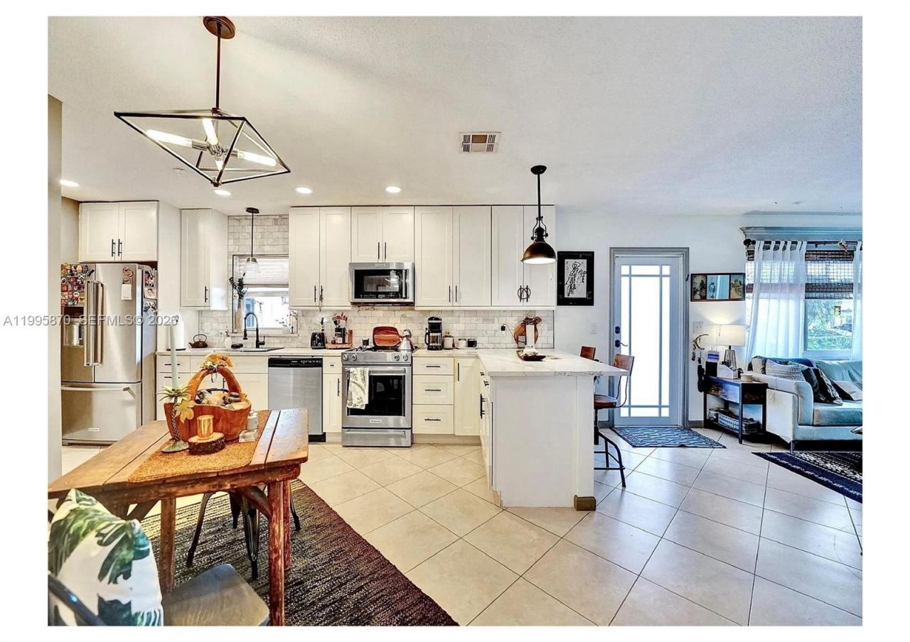 381 NE 42nd St, Oakland Park, FL 33334 Photo