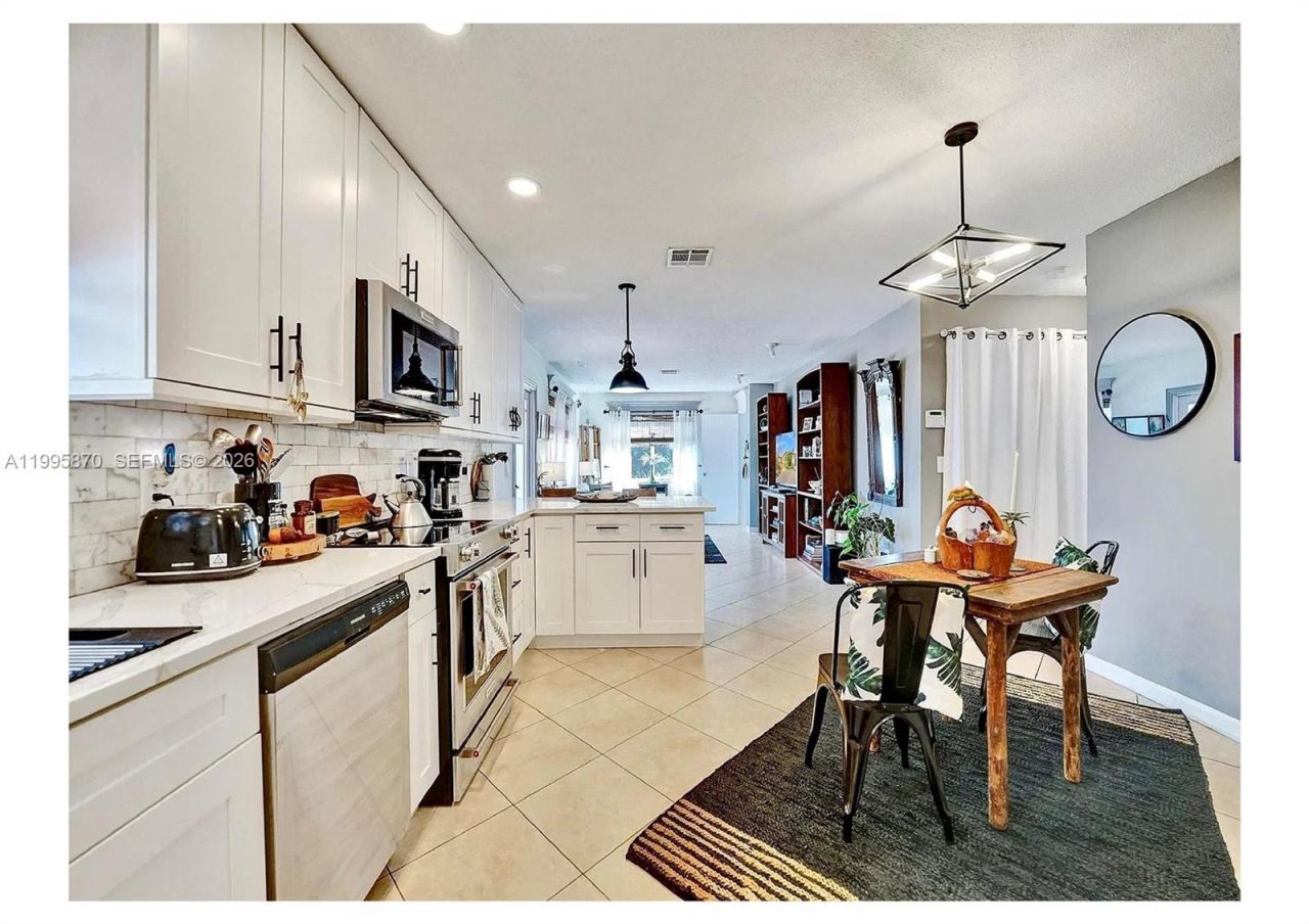 381 NE 42nd St, Oakland Park, FL 33334 Photo