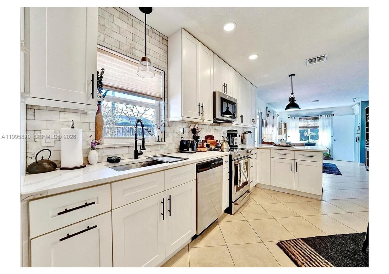 381 NE 42nd St, Oakland Park, FL 33334 Photo