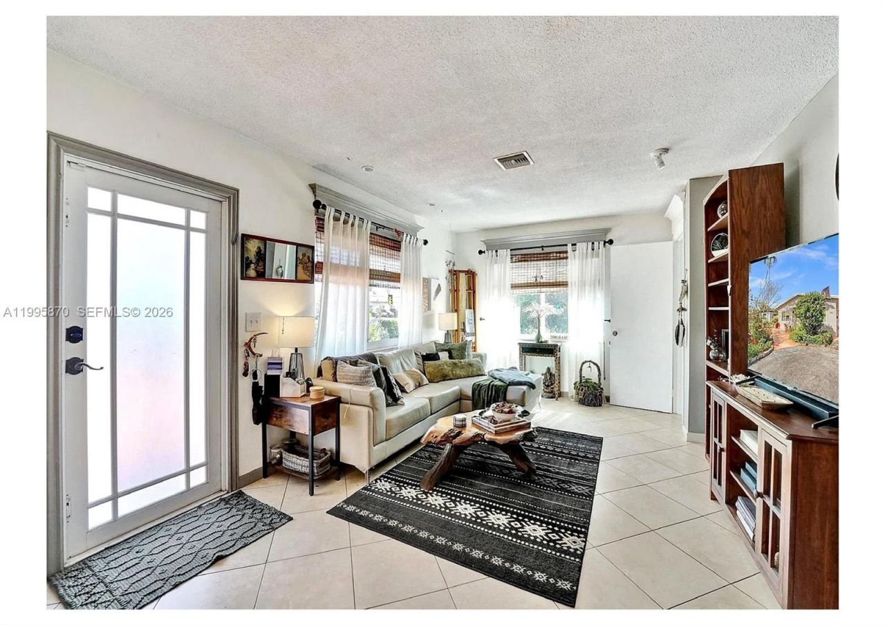 381 NE 42nd St, Oakland Park, FL 33334 Photo