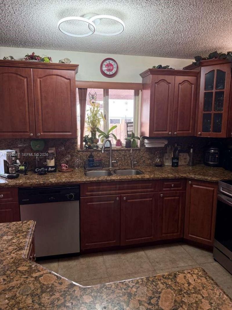 7477 NW 167th St, Hialeah, FL 33015 Photo