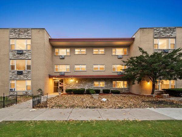 415 S Maple Avenue, Unit 202, Oak Park, IL 60302