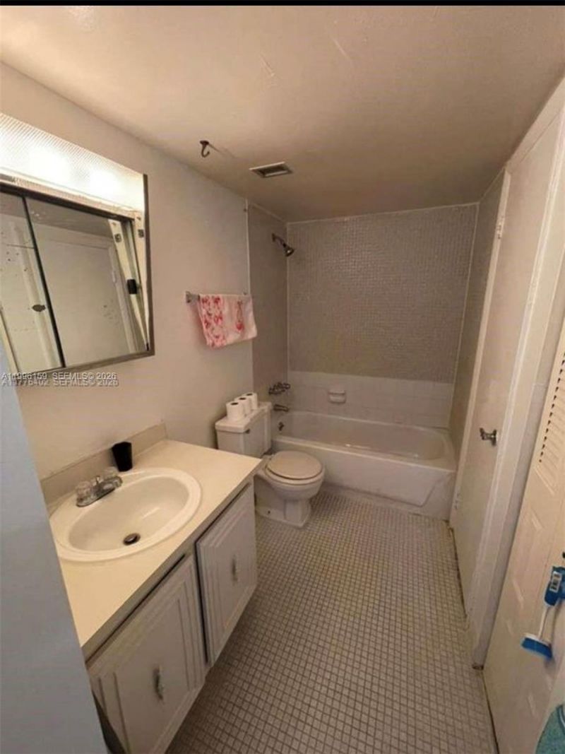 496 NW 165th St Rd, Unit D-611, Miami, FL 33169 Photo