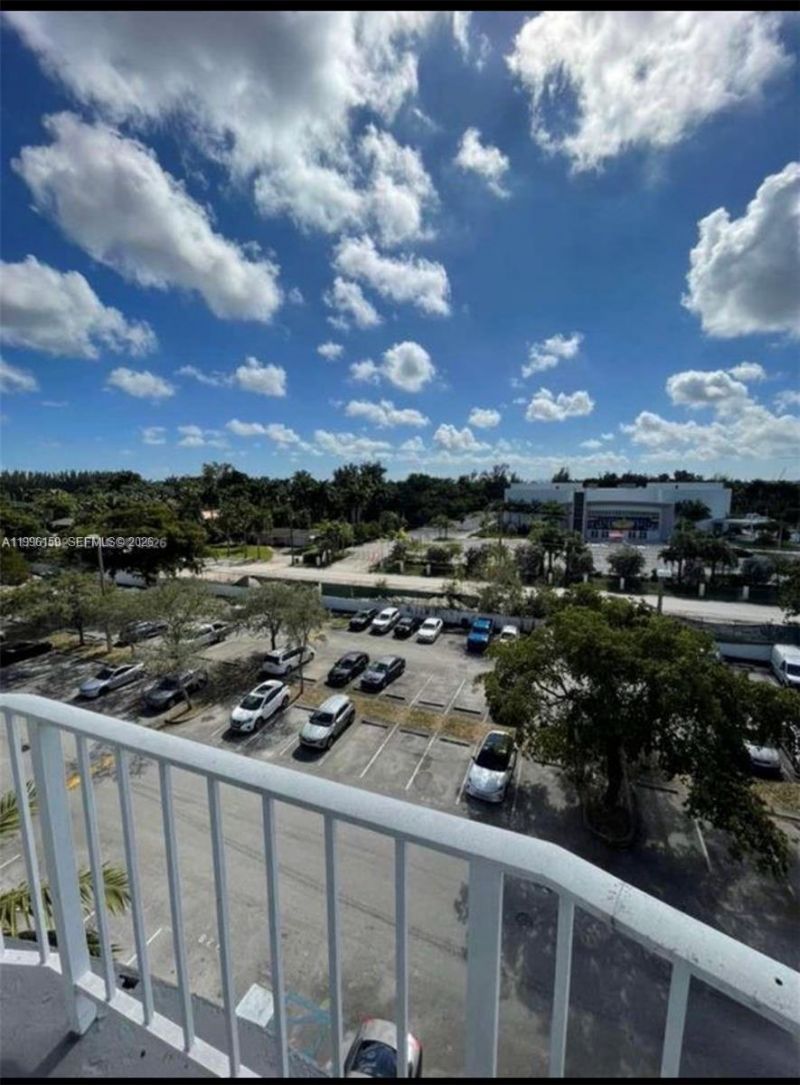 496 NW 165th St Rd, Unit D-611, Miami, FL 33169 Photo