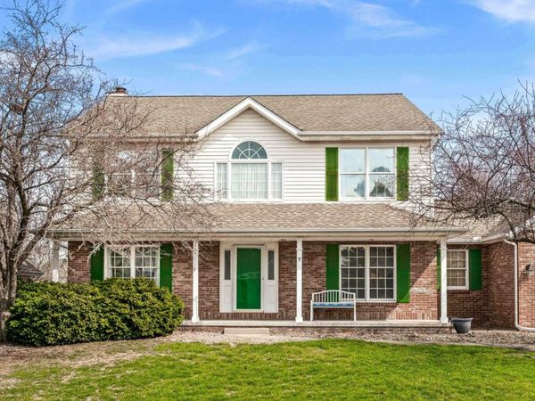 7 Red Stone Court, Bloomington, IL 61704