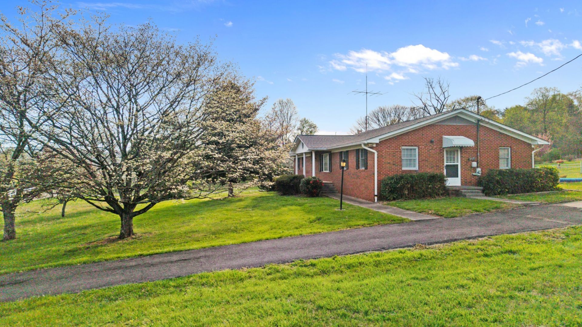 7300 Ball Camp Pike, Knoxville, TN 37931 Main Photo