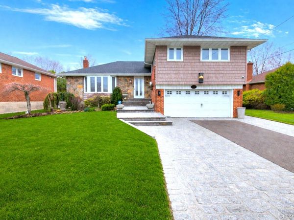 7 Market Drive , Syosset, NY 11791