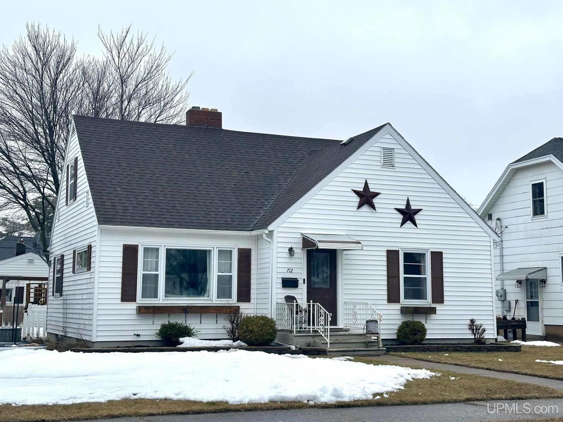 712 S 15th Street, Escanaba, MI 49829 Main Photo