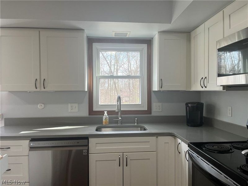 13330 S Partridge Drive, Valley View, OH 44125 Photo 12