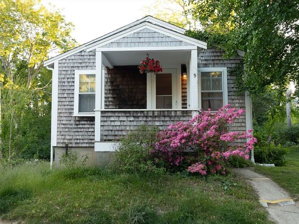 9 Cricket Ln, Falmouth, MA 02543