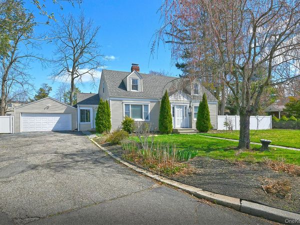 86 Horton Place , Syosset, NY 11791