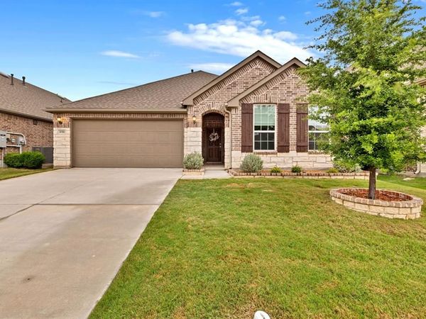 1016 Pinnacle Breeze Drive, Fort Worth, TX 76052