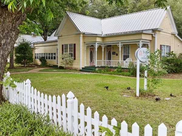 1002 W Pearl Street, Granbury, TX 76048