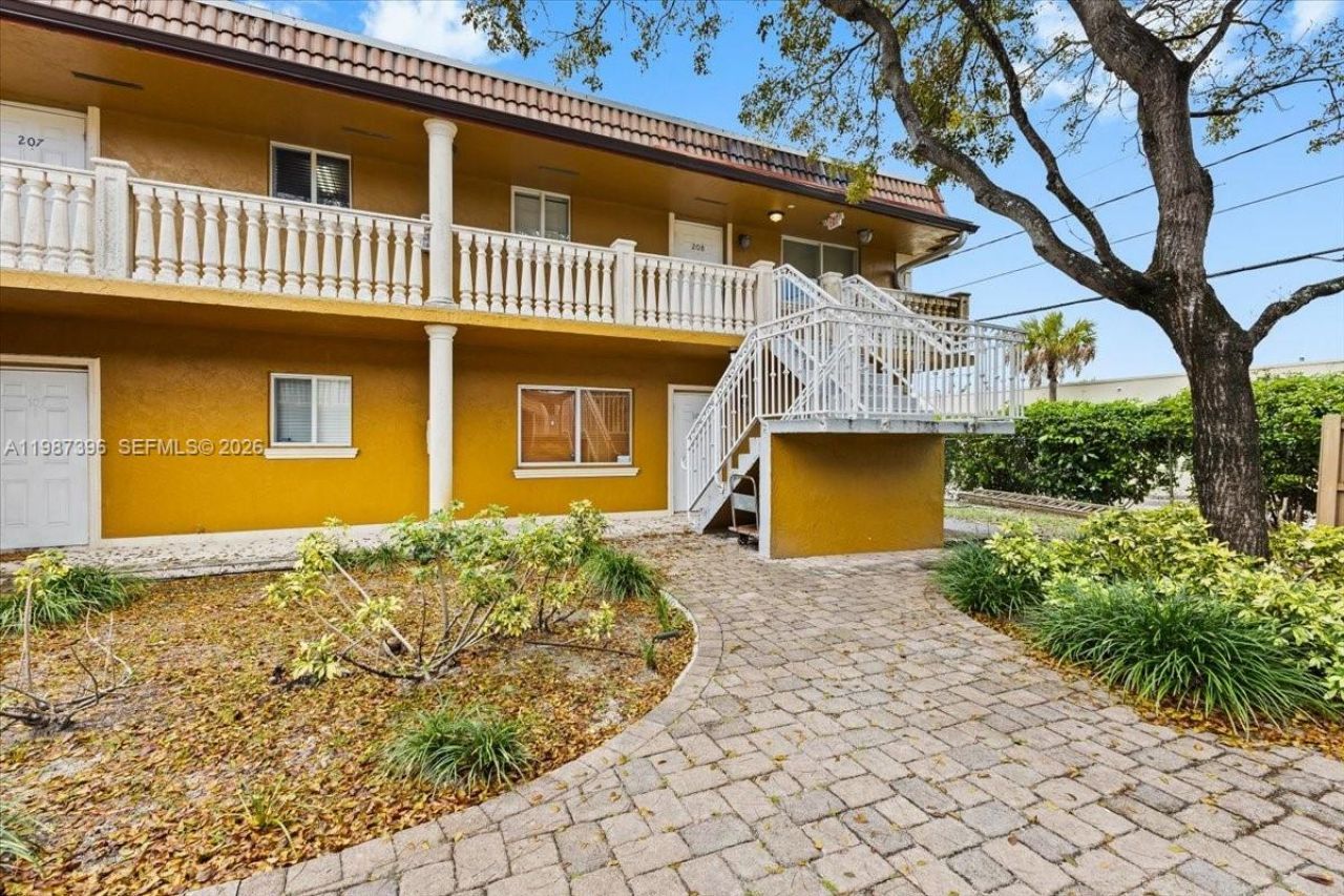 2323 Van Buren St, Unit 208, Hollywood, FL 33020 Photo