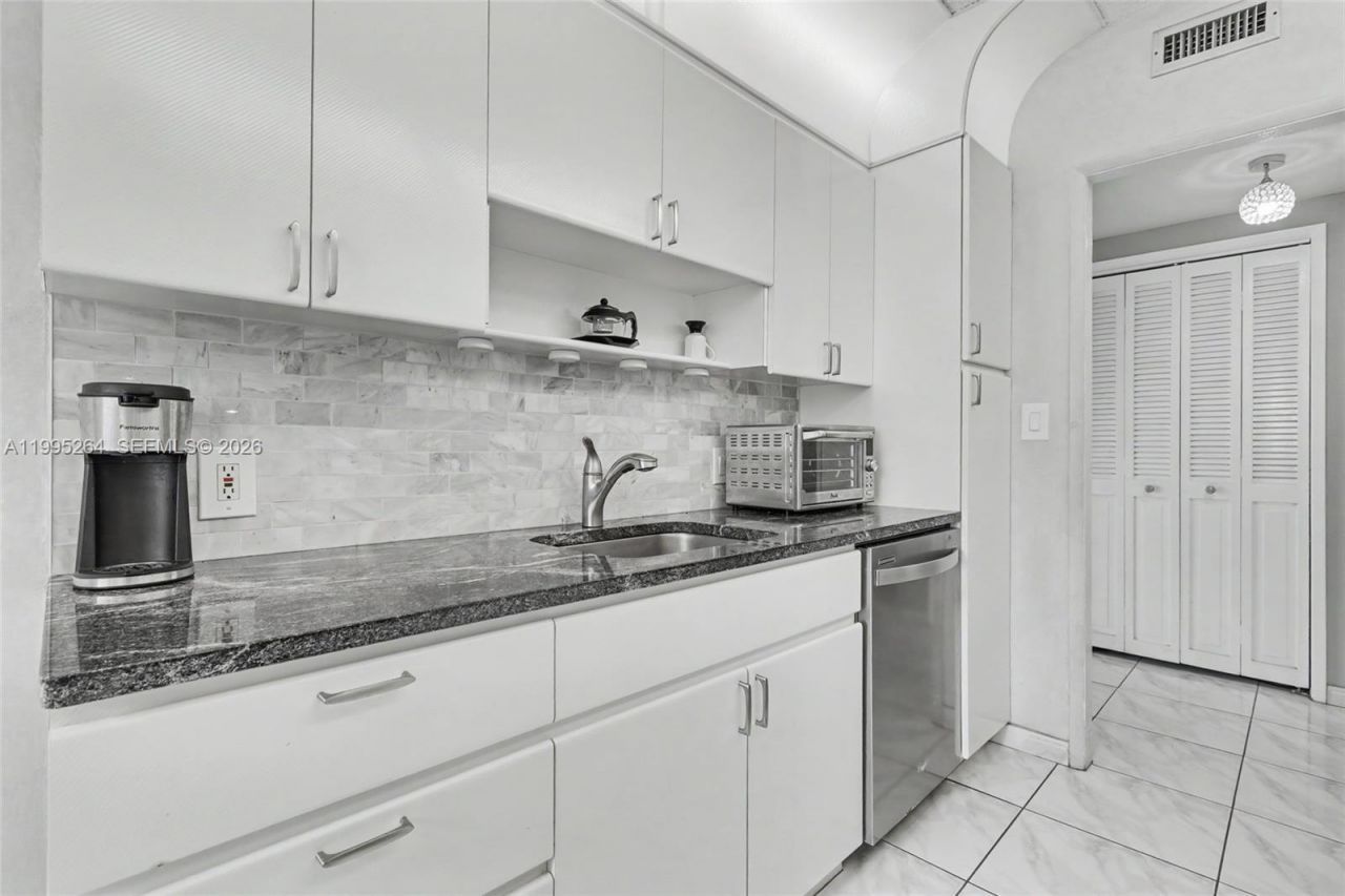 4200 Hillcrest Dr , Unit 700, Hollywood, FL 33021 Photo