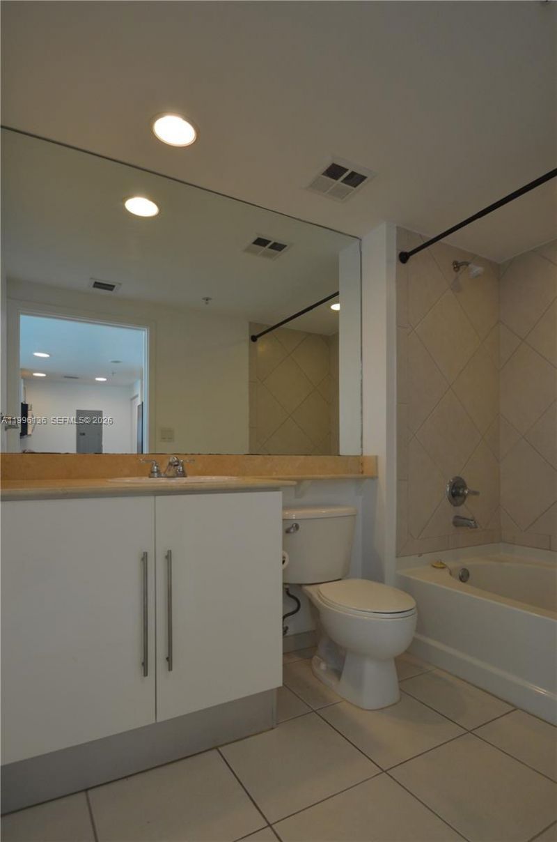 325 S Biscayne Blvd, Unit 2320, Miami, FL 33131 Photo