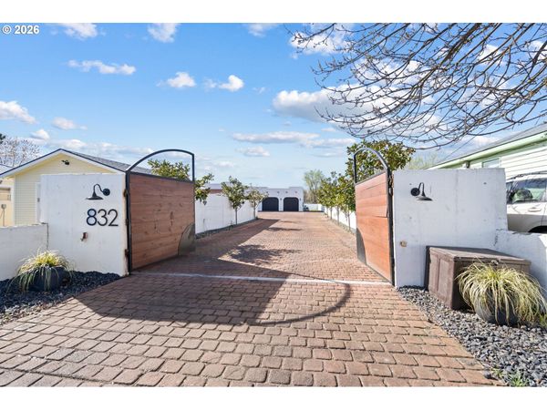 832 E MAIN ST, Hermiston, OR 97838