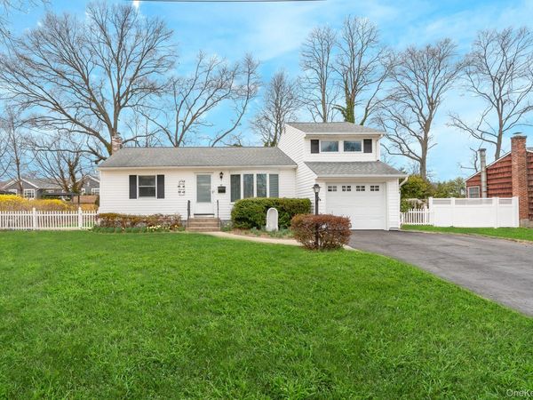 41 Peachtree Lane , Huntington Station, NY 11746