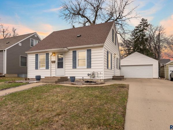 2217 S Hawthorne Ave, Sioux Falls, SD 57105