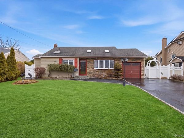 831 N Erie Avenue , Lindenhurst, NY 11757