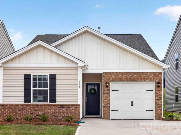 663 13th Avenue Drive NE, Hickory, NC 28601
