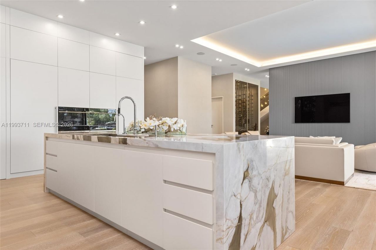 2560 Del Lago Dr, Fort Lauderdale, FL 33316 Photo