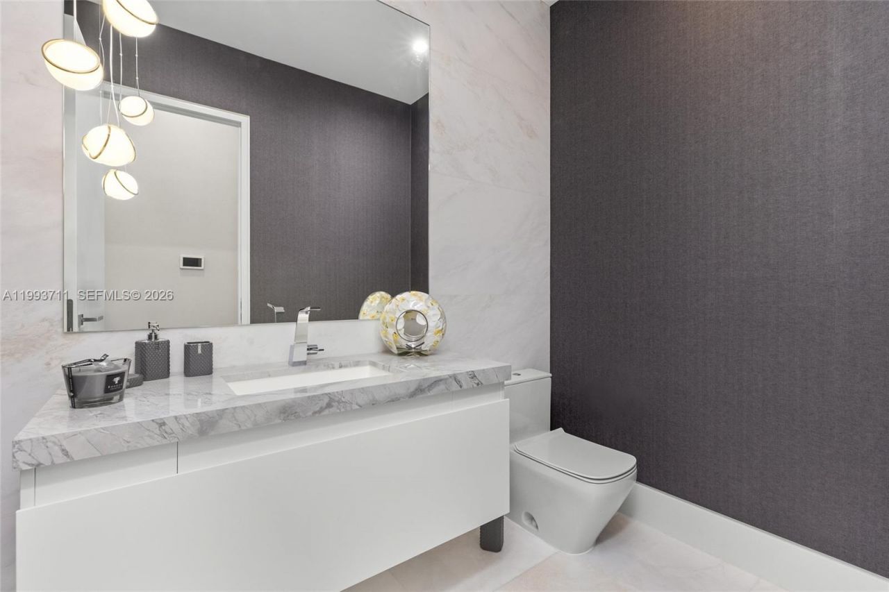 2560 Del Lago Dr, Fort Lauderdale, FL 33316 Photo