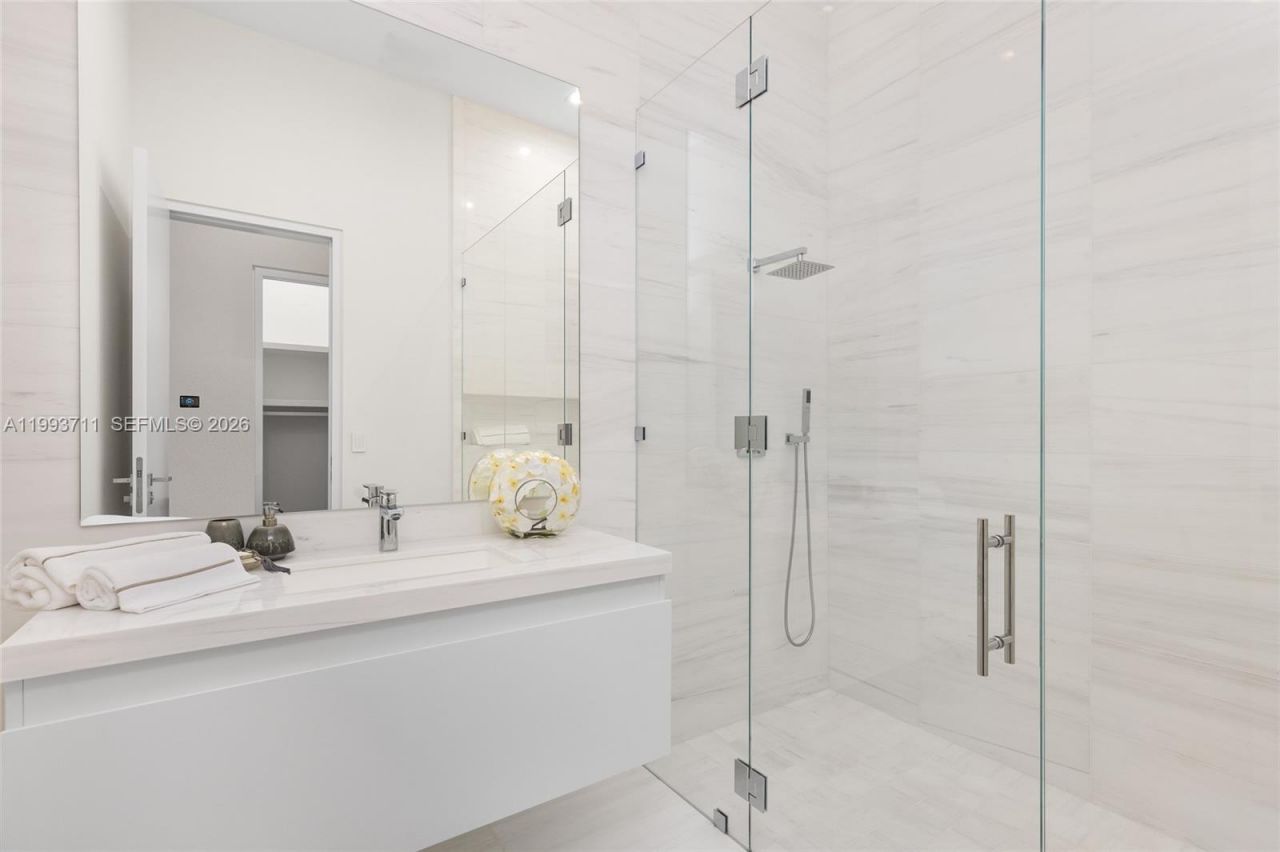 2560 Del Lago Dr, Fort Lauderdale, FL 33316 Photo