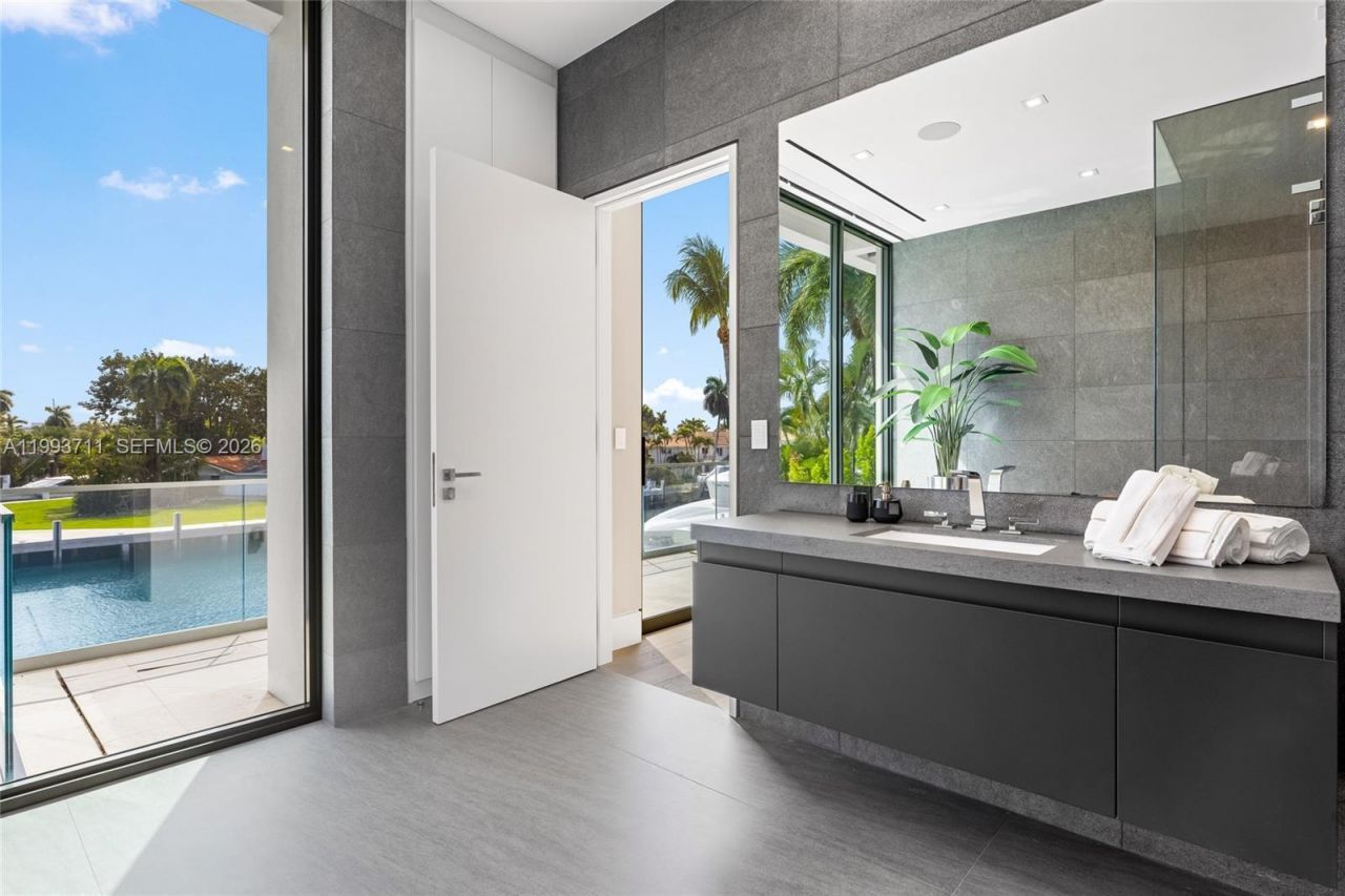 2560 Del Lago Dr, Fort Lauderdale, FL 33316 Photo