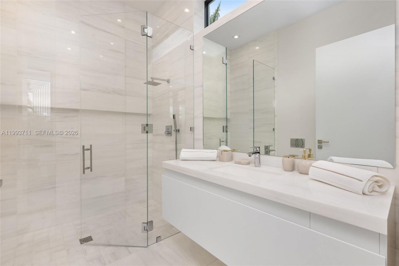 2560 Del Lago Dr, Fort Lauderdale, FL 33316 Photo