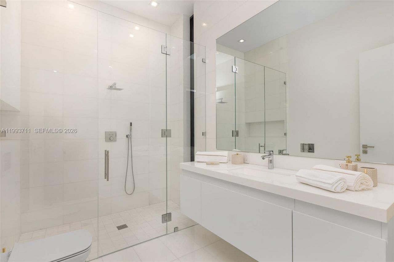 2560 Del Lago Dr, Fort Lauderdale, FL 33316 Photo