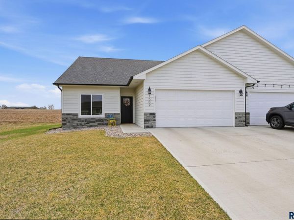 1509 S Ebenezer Ave, Sioux Falls, SD 57106