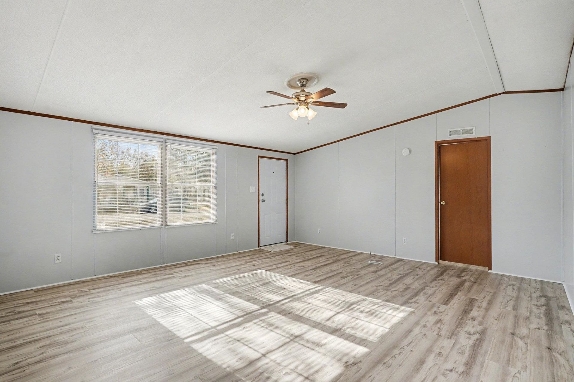 3393 N Pointe Blvd.  Photo 6