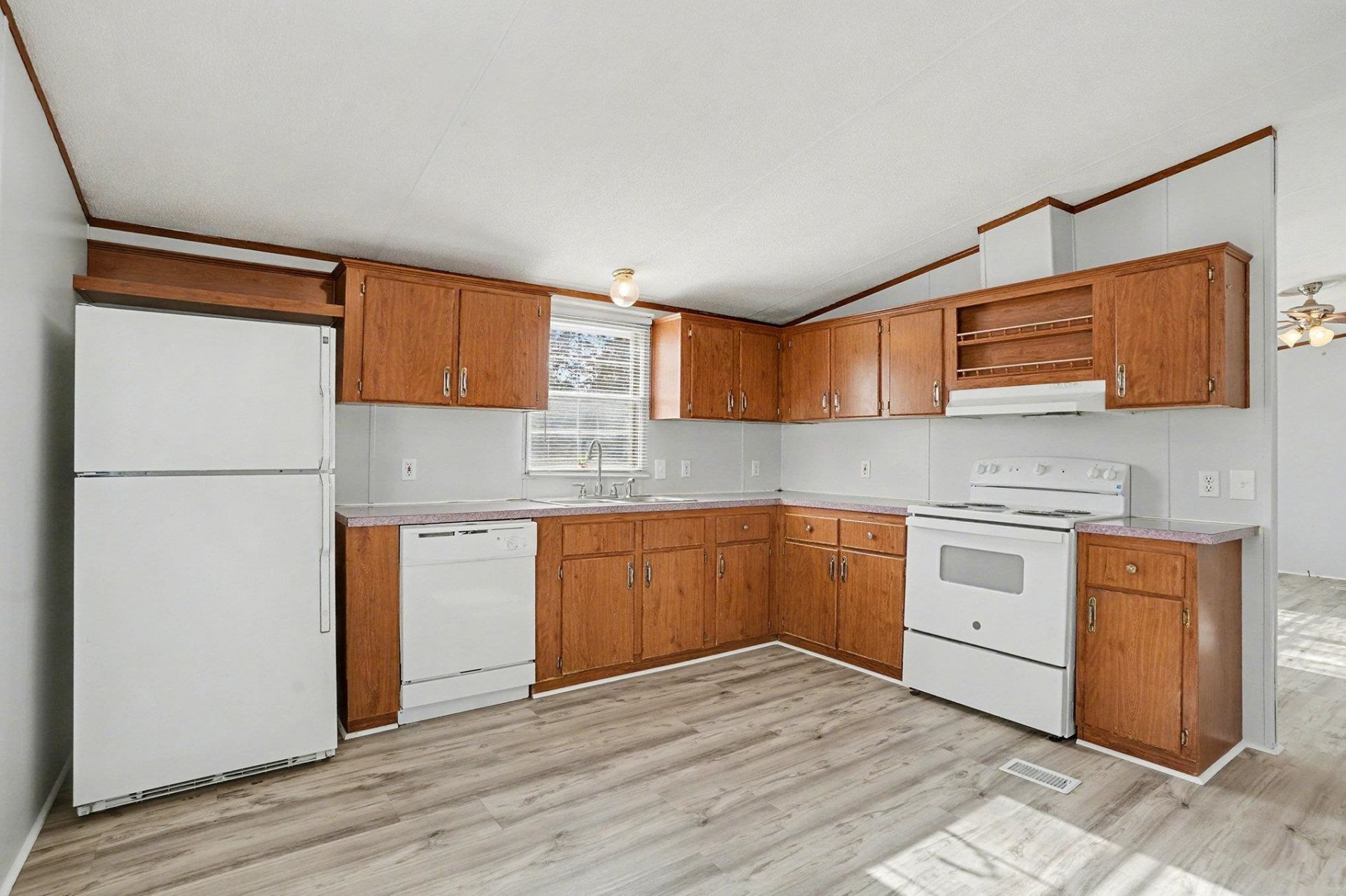 3393 N Pointe Blvd.  Photo 9