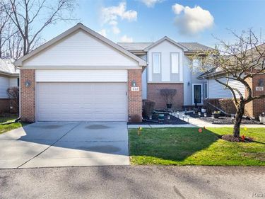 448 Ravencrest Lane, Westland, MI 48185