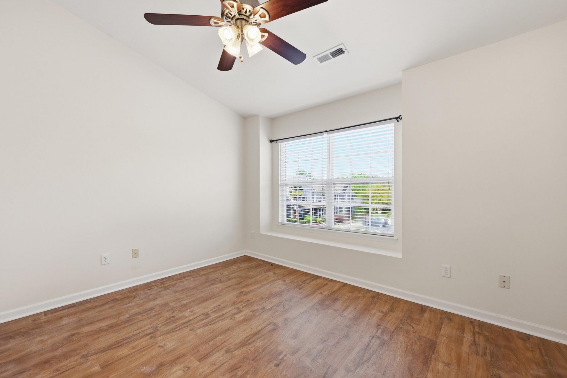 121 Hornby Circle Photo 14