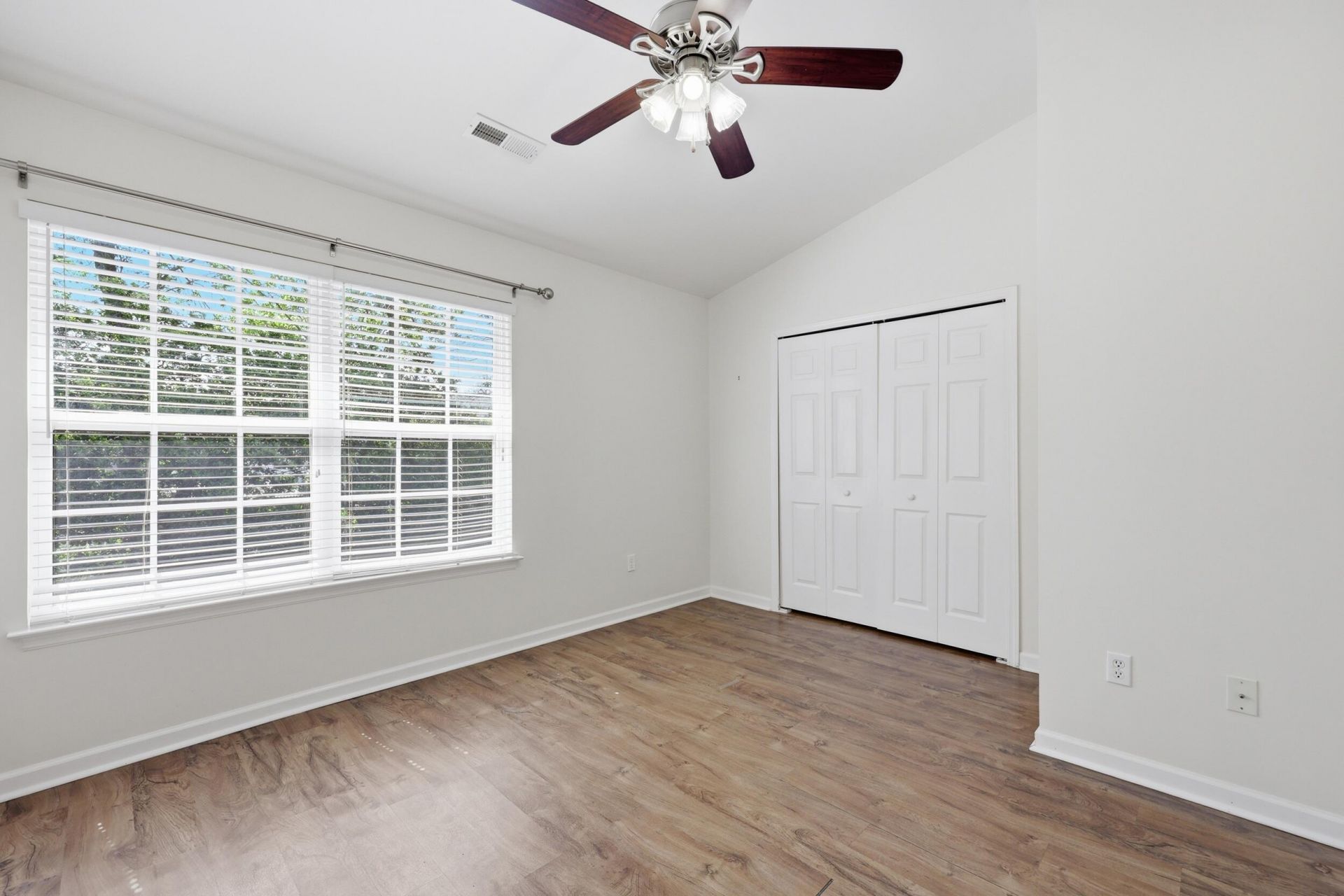 121 Hornby Circle Photo 17