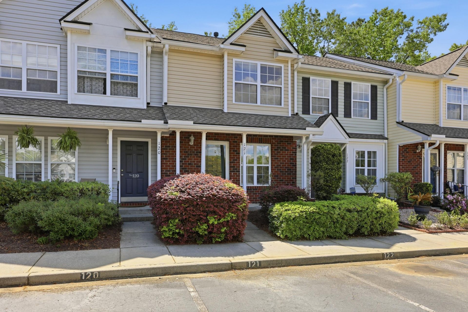 121 Hornby Circle Photo 28